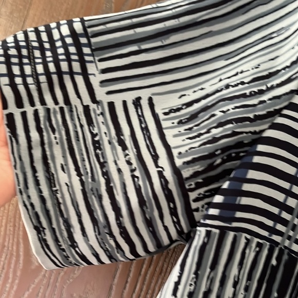 Kathy Che short sleeved 100% polyester so it feels silky blouse. Size Medium - Picture 4 of 7